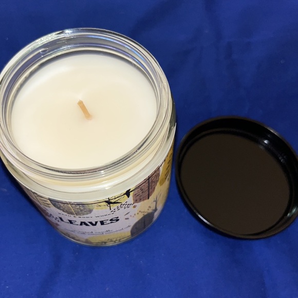 Bath and Body Works / White Barn Leaves Single Wick Candle - NWT - Picture 4 of 4